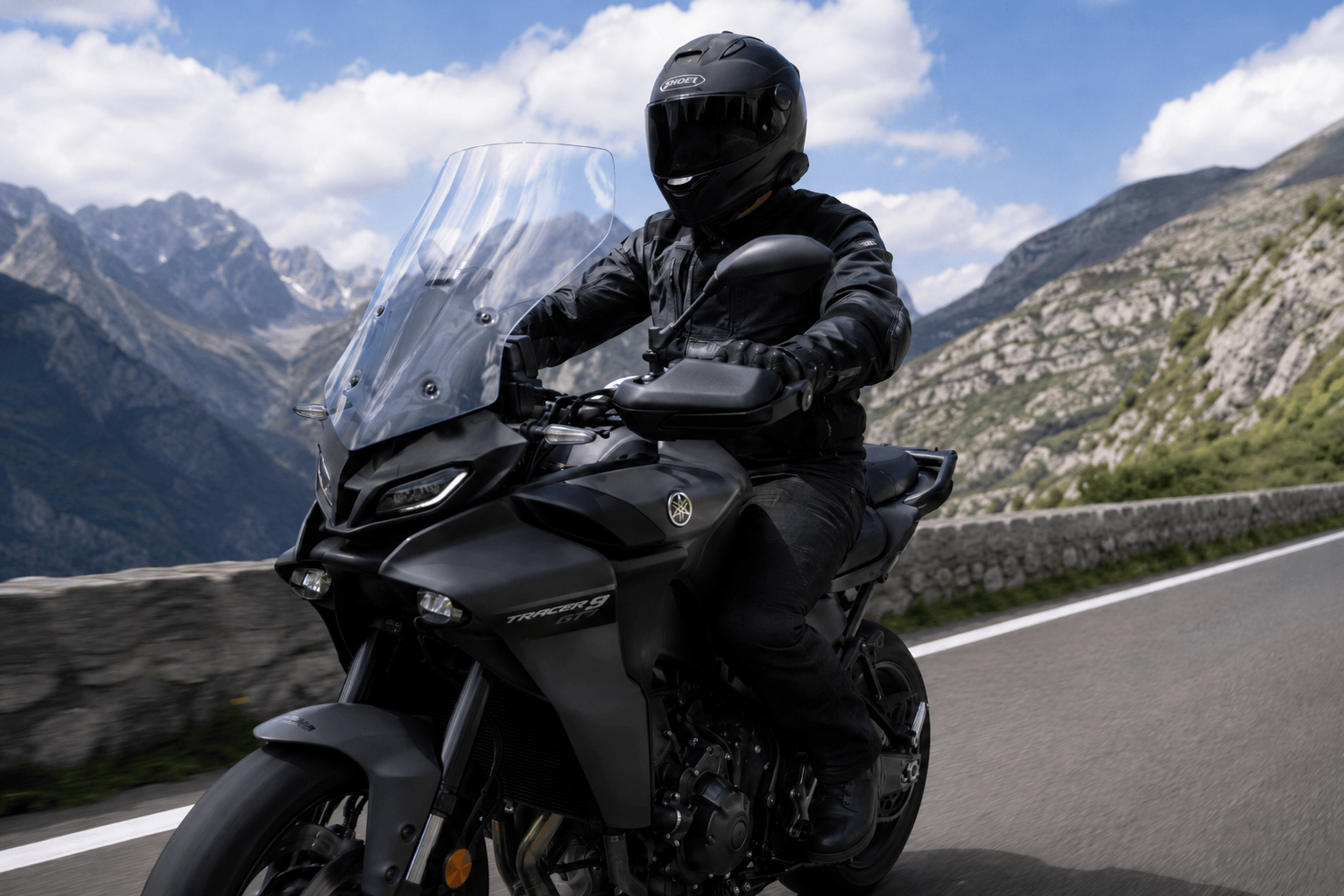 Motard sur une route de montagne