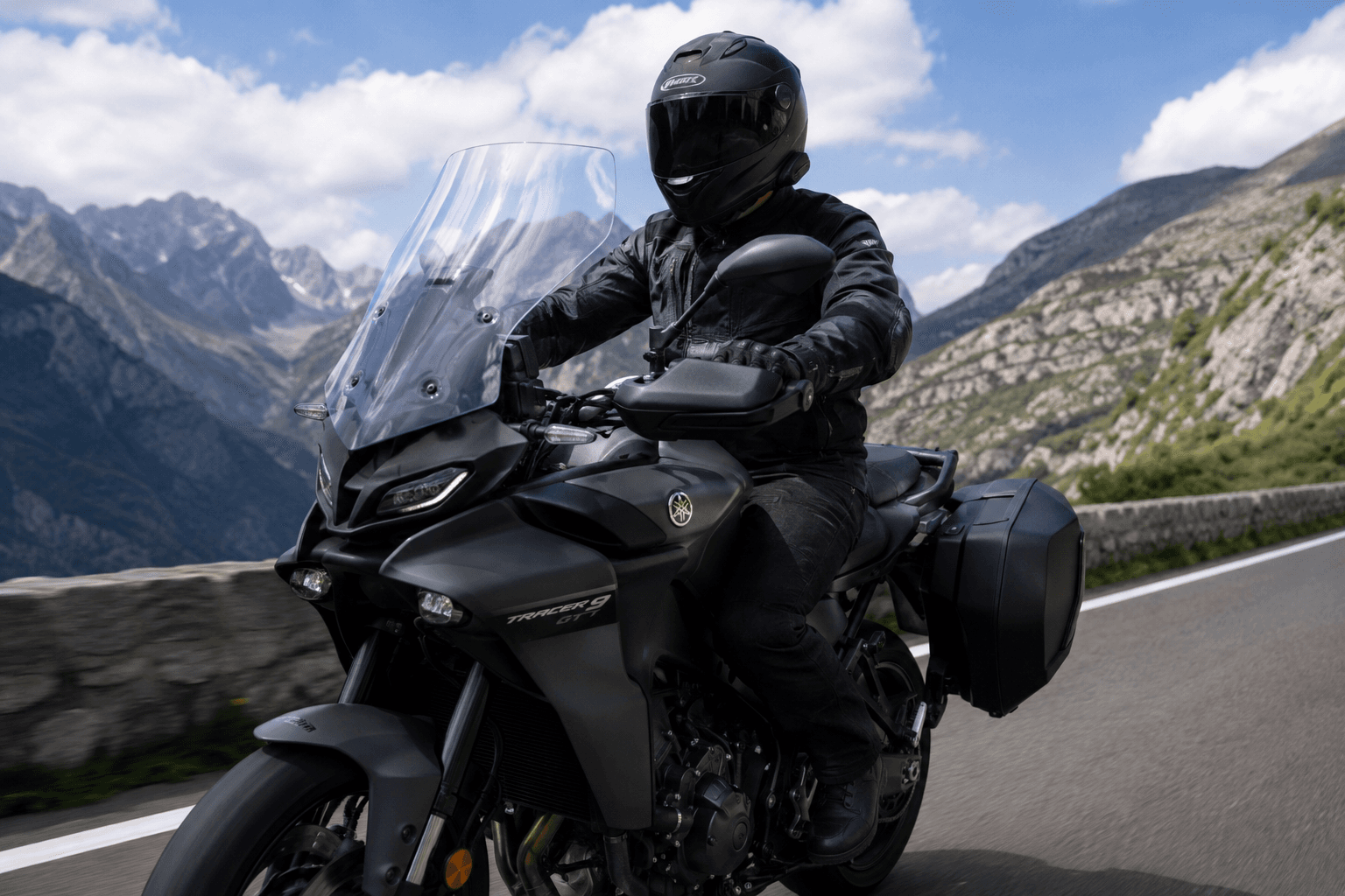 Motard sur une route de montagne